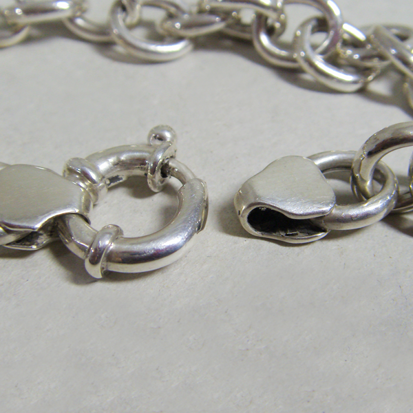(b1115)Silver bracelet with hollow oval links.